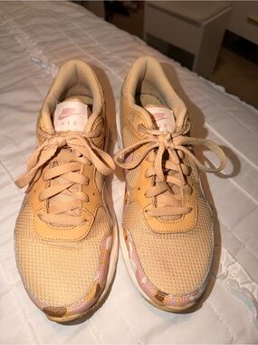 Nike Women's Tan and Pink camo sneakers